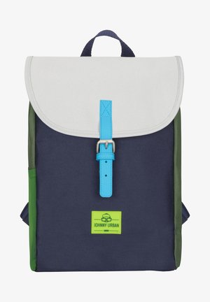 Rucsac din material navy cu un capac alb, părți laterale verzi, cataramă albastră strălucitoare și o etichetă verde pe care scrie "JOHNNY URBAN" în text negru.