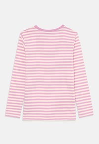 Μακρυμάνικη μπλούζα από μαλακό βαμβάκι, με οριζόντιες ροζ και κρεμ ρίγες, στρογγυλή λαιμόκοψη και ραμμένο χείλος.