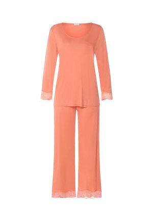 Ensemble de pyjama en corail doux comprenant un haut à manches longues et un pantalon à jambes larges assorti avec des bordures en dentelle aux poignets et à l'ourlet du pantalon, présenté sur un fond blanc.