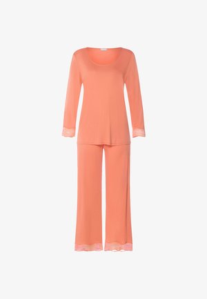 Ensemble de pyjama en corail doux comprenant un haut à manches longues et un pantalon à jambes larges assorti avec des bordures en dentelle aux poignets et à l'ourlet du pantalon, présenté sur un fond blanc.