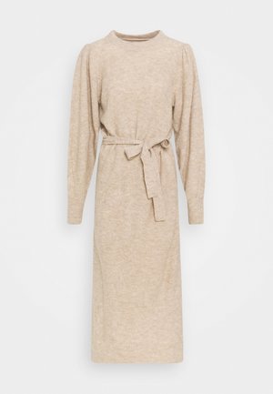 Robe beige en maille avec des manches longues bouffantes, un col rond et une ceinture nouée à la taille. Texture lisse et coupe mi-longue.