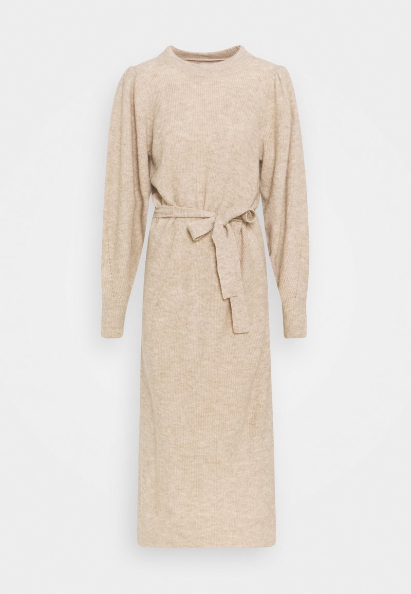 Robe beige en maille avec des manches longues bouffantes, un col rond et une ceinture nouée à la taille. Texture lisse et coupe mi-longue.