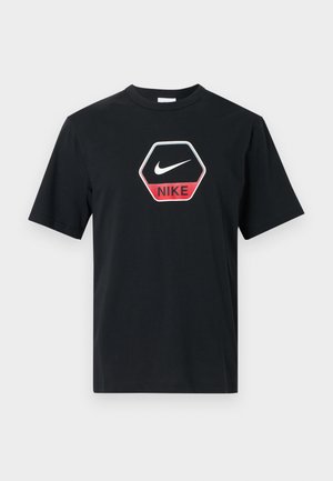 Fekete rövid ujjú póló hatszögletű logóval, amelyen fehér Nike csík és piros panel található a "NIKE" felirattal a mellkason.