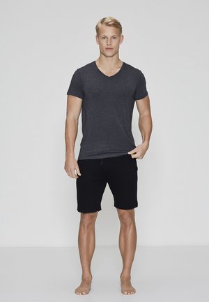 Sorte shorts og en mørkegrå v-hals t-shirt, begge lavet af blødt stof. Shortsene har en elastisk talje og en lige ben-design.