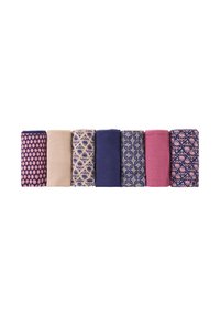 Set mit sieben gerollten Stoffen in verschiedenen Mustern in den Farbtönen Pink, Lila und Beige, darunter geometrische und florale Designs.