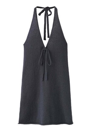 Vestido gris oscuro de cuello halter con escote en V profundo y cierres de lazos en el cuello y la parte media de la espalda, hecho de tela texturizada.