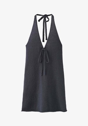 Vestido gris oscuro de cuello halter con escote en V profundo y cierres de lazos en el cuello y la parte media de la espalda, hecho de tela texturizada.