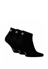 Calcetines negros hasta el tobillo en un paquete de tres, fabricados con un material suave y elástico, con detalle de logo en el puño y un diseño liso y sin costuras.