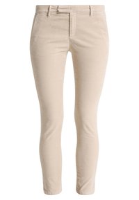 Pantalon beige slim fit avec passants de ceinture, poches avant et fermeture éclair frontale dissimulée.