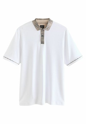 Hvid polo shirt med en ternet krave, korte ærmer med kant og en knaplukning ved halsen. Blødt stof med en glat tekstur.