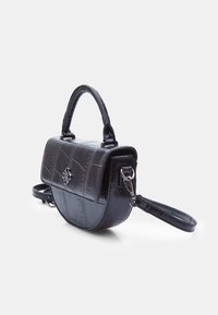 Borsa sintetica nera, con un design strutturato, texture embossata e tracolla removibile, con chiusura e accento metallico decorativo.