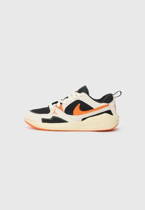 Zwarte, crème en oranje sneaker van mesh en synthetische materialen, met een prominente logo, vetersluiting aan de voorkant en een gestructureerd zoolontwerp.