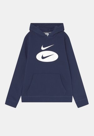 Sudadera con capucha azul marino hecha de tela suave, con un gran logo blanco de Nike en el frente, bolsillo tipo canguro y puños acanalados.