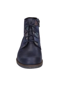 Botín de piel azul marino con parte superior de tejido estampado, cordones en la parte delantera y detalle de cremallera lateral. Acabado suave con punta redonda.