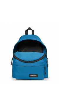 Mochila azul hecha de tela con una tapa redondeada, forro negro, bolsillo externo y correas ajustables. Presenta el logo de Eastpak.