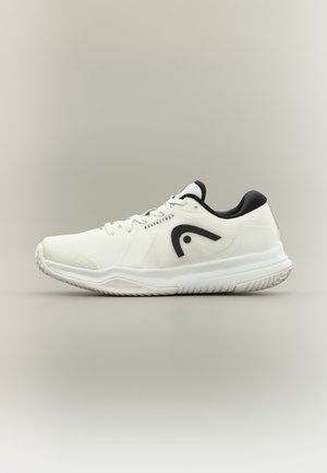 Fehér sportcipő fekete belsővel, fekete logóval az oldalon, könnyű talppal és fűzővel, semleges háttér előtt bemutatva.