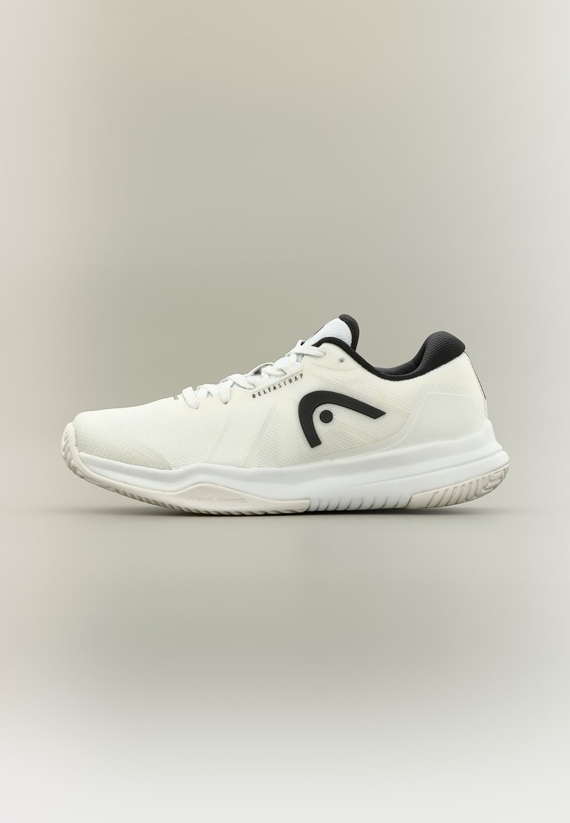 Valge spordijalats musta sisuga, musta logoga küljel, kerge tallaga ja paeltega, esitletud neutraalse tausta ees.