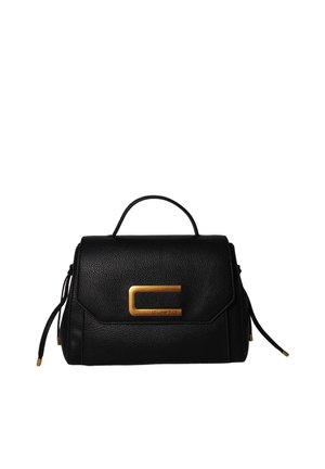 Borsa a mano nera in pelle strutturata con manico superiore, chiusura a patta e vistosa fibbia orizzontale dorata a forma di "C" sul davanti.
