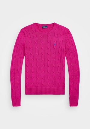 Pull en maille torsadée rose vif à manches longues, col rond et petit logo brodé sur la poitrine gauche.