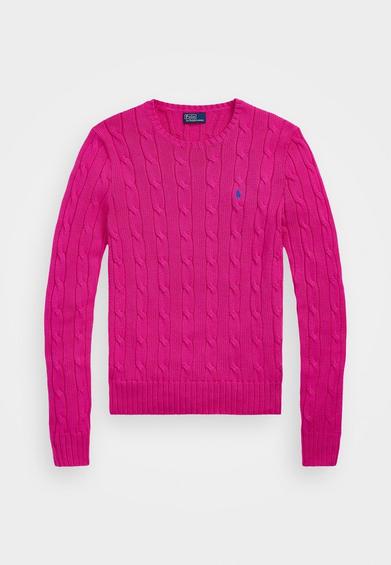 Pull en maille torsadée rose vif à manches longues, col rond et petit logo brodé sur la poitrine gauche.
