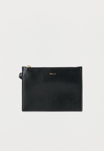 Μαύρο δερμάτινο επίπεδο τσαντάκι με χρυστό φερμουάρ και μικρό ανάγλυφο λογότυπο "BALLY" σε χρυσό στο πάνω κέντρο.
