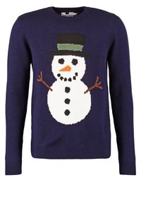 Suéter de punto azul marino con un diseño de muñeco de nieve blanco que lleva un sombrero verde, una nariz de zanahoria naranja y detalles en botones negros.