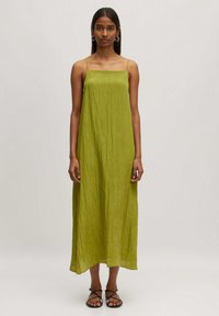 Grünes, leichtes ärmelloses Kleid mit quadratischem Ausschnitt und fließender Textur, das bis zur Mitte der Wade reicht. Verfügt über dünne Schulterträger.