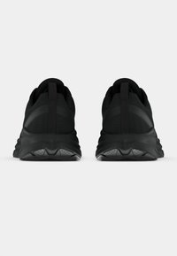 Μαύρα αθλητικά παπούτσια με υφή στην επάνω επιφάνεια, μίνιμαλ σχεδιασμό και ανθεκτική σόλα με ανάγλυφο μοτίβο για πρόσφυση.