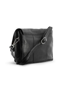 Sac à messager en cuir noir avec une fermeture à rabat, une bandoulière réglable, des poches avant et une texture lisse. Présente des accents en métal.