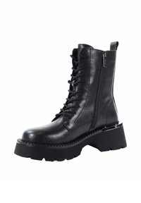 Czarne skórzane botki sięgające za kostkę mają masywną podeszwę platformową, sznurowanie z przodu oraz boczny zamek błyskawiczny z chromowanym akcentem na obcasie.