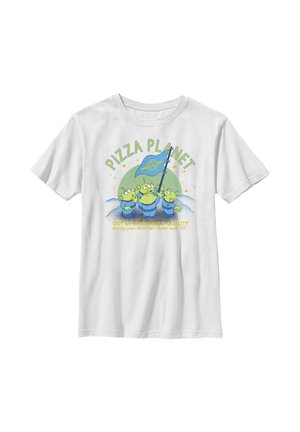 Hvid T-shirt med tre grønne aliens, der holder et blåt flag, tekst "Pizza Planet" øverst og "Out of this world quality" nederst.
