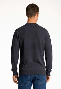 Dunkelblauer Pullover aus Strickstoff mit strukturierten horizontalen Streifen und gerippten Bündchen. Einfaches Design mit Rundhalsausschnitt.