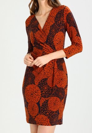 Robe bleu marine foncé avec un grand motif floral orange, encolure en V, manches trois-quarts, taille cintrée et ourlet à la hauteur du genou. Tissu à texture lisse.