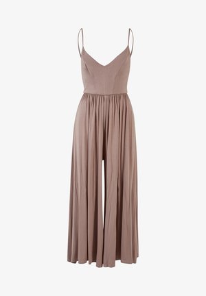 Robe maxi marron avec des fines bretelles, un décolleté en V et une taille élastiquée. Le tissu est lisse et tombe librement jusqu'au sol.