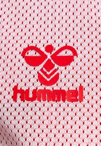 Roter Netzstoff mit einem auffälligen roten Logo einer stilisierten Biene und dem Wort "hummel" darunter, mit einem strukturierten, atmungsaktiven Design.