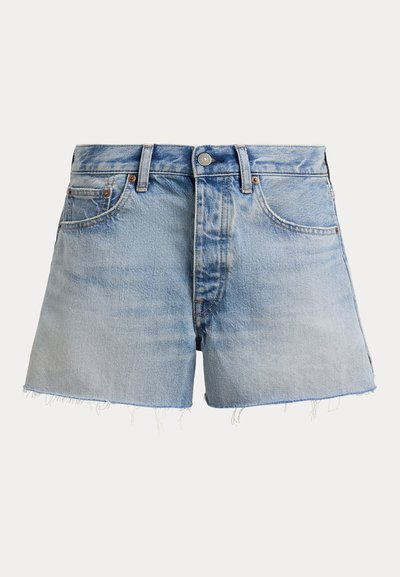 Világos kék farmer rövidnadrág rojtos szegélyekkel, elől gombos, cipzáros, övhurkokkal és öt zsebes kialakítással.