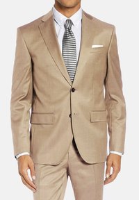 Costume beige avec un design structuré, featuring un col cranté, deux poches avant et une fermeture à un bouton. Associé à une cravate rayée.