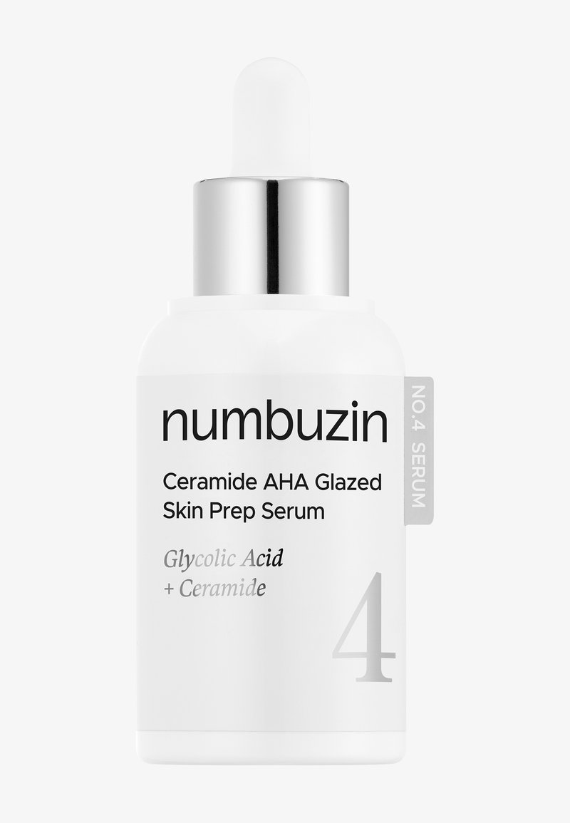 Hvit dråpeflaske merket "numbuzin Ceramide AHA Glazed Skin Prep Serum" med glykolsyre og ceramid, merket serum nummer 4.
