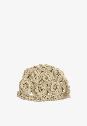 Beiger Häkelhut mit komplexen Blumenmustern, gefertigt aus miteinander verbundenen kreisförmigen Motiven, zeigt Textur und spitzenähnliches Design.