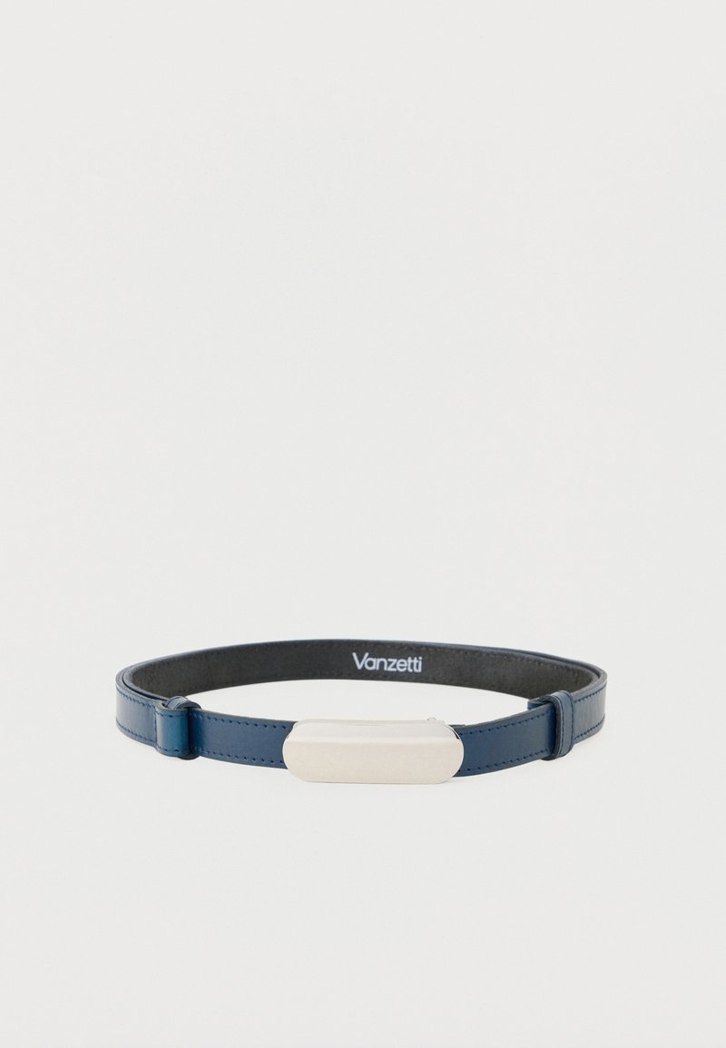 Ceinture en cuir bleu marine avec boucle rectangulaire argentée et logo "Vanzetti" sur la face intérieure, présentée sur un fond blanc.
