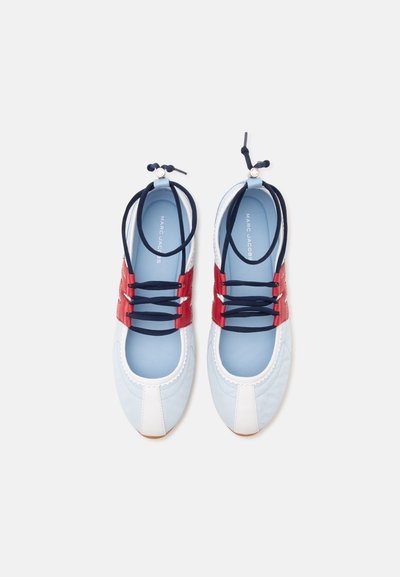 Paire de chaussures à lacets bleu clair, blanc et rouge avec des lacets bleu marine et un marquage Marc Jacobs à l'intérieur.