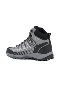 Scarpa da trekking alta in materiale sintetico grigio e nero. Presenta dettagli riflettenti, una suola texture e lacci rosa con occhielli metallici.