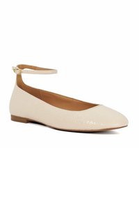 Ballerines beiges avec une finition texturée, une bride à la cheville fixée par une boucle dorée, et un design à bout rond. Talon bas et plat.