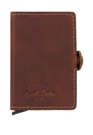 Ruda odinė piniginė su matomomis siūlėmis, spaudės užsegimu ir įspaustu „Gusti Leder studio" logotipu priekyje.