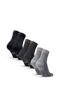 Cuatro pares de calcetines de tripulación en negro, carbón y gris. Textura de rayas acanaladas con una etiqueta de logo, que presenta talones y punteras reforzados.