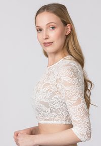 Spitzen-Crop-Top in Cremeweiß mit floralem Muster, drei Viertelärmeln und tailliertem Design, mit gewellten Kanten am Saum.