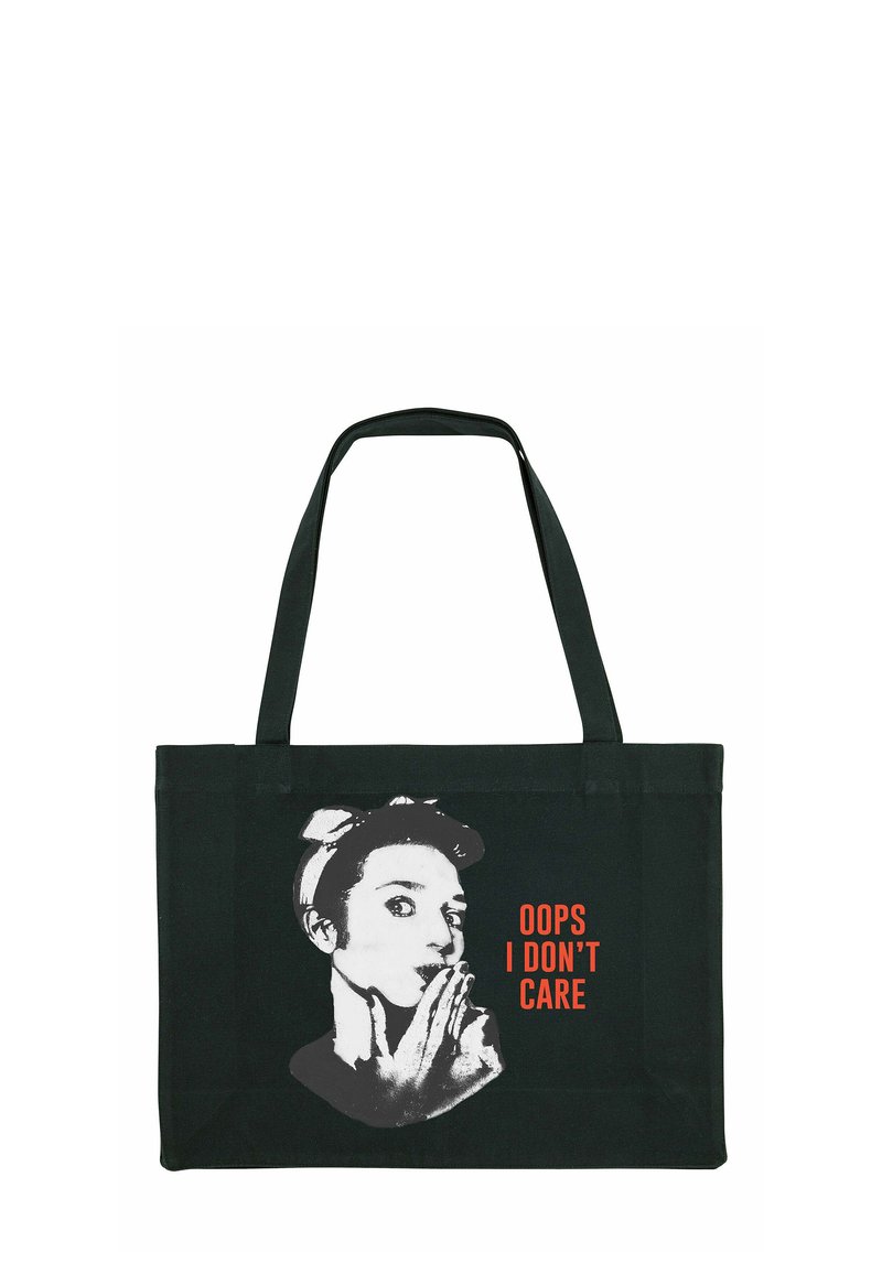 Borsa tote in tela nera con un ritratto in bianco e nero e il testo "OOPS I DON'T CARE" in grassetto arancione. Manici lunghi e resistenti.