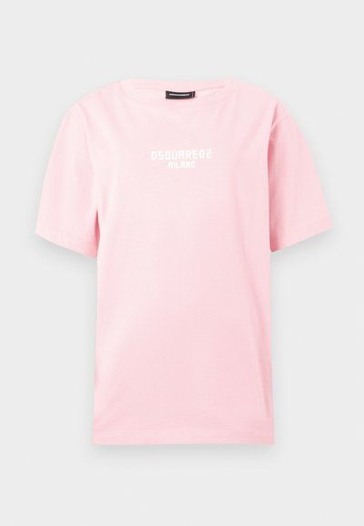 Ružové bavlnené tričko s krátkym rukávom, na prednej strane s bielym nápisom "DSQUARED2 MILANO" v blokových písmenách. Dizajn s okrúhlym výstrihom.