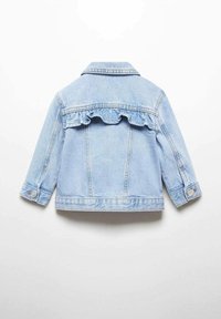 Ljusblå denimjacka med volangdetalj på baksidan, klassisk krage, långa ärmar och knappade manschetter.