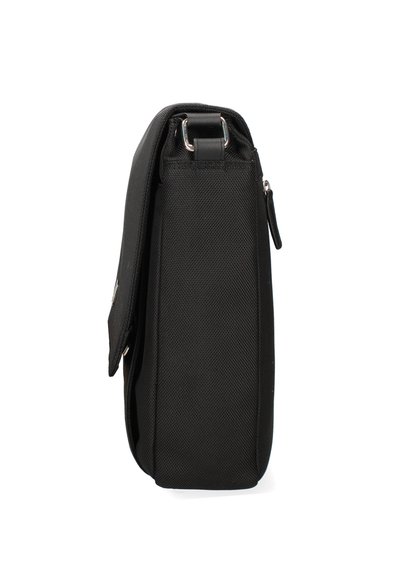 Borsa a tracolla nera con tessuto testurizzato, chiusura a pattina, accessori metallici e tasca con zip laterale per ulteriore spazio di archiviazione.